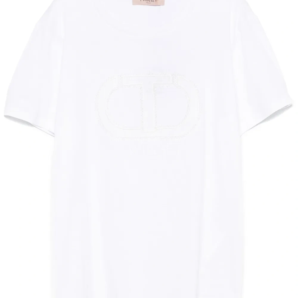 Футболка с вышитым логотипом