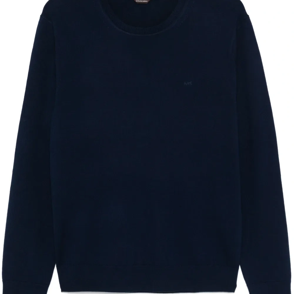 Свитер с вышитым логотипом