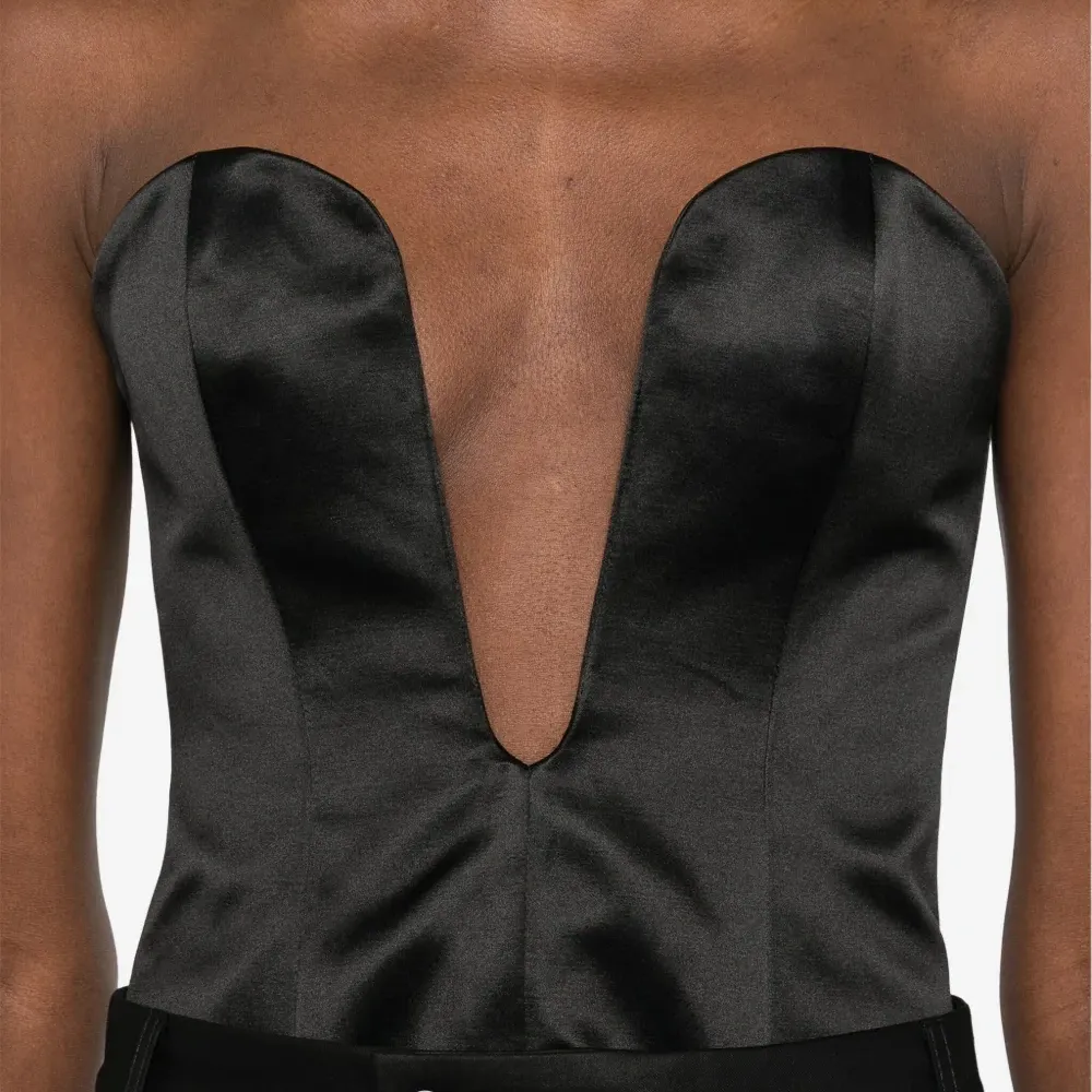 Топ-корсет Onassis из коллаборации с Gieves & Hawkes