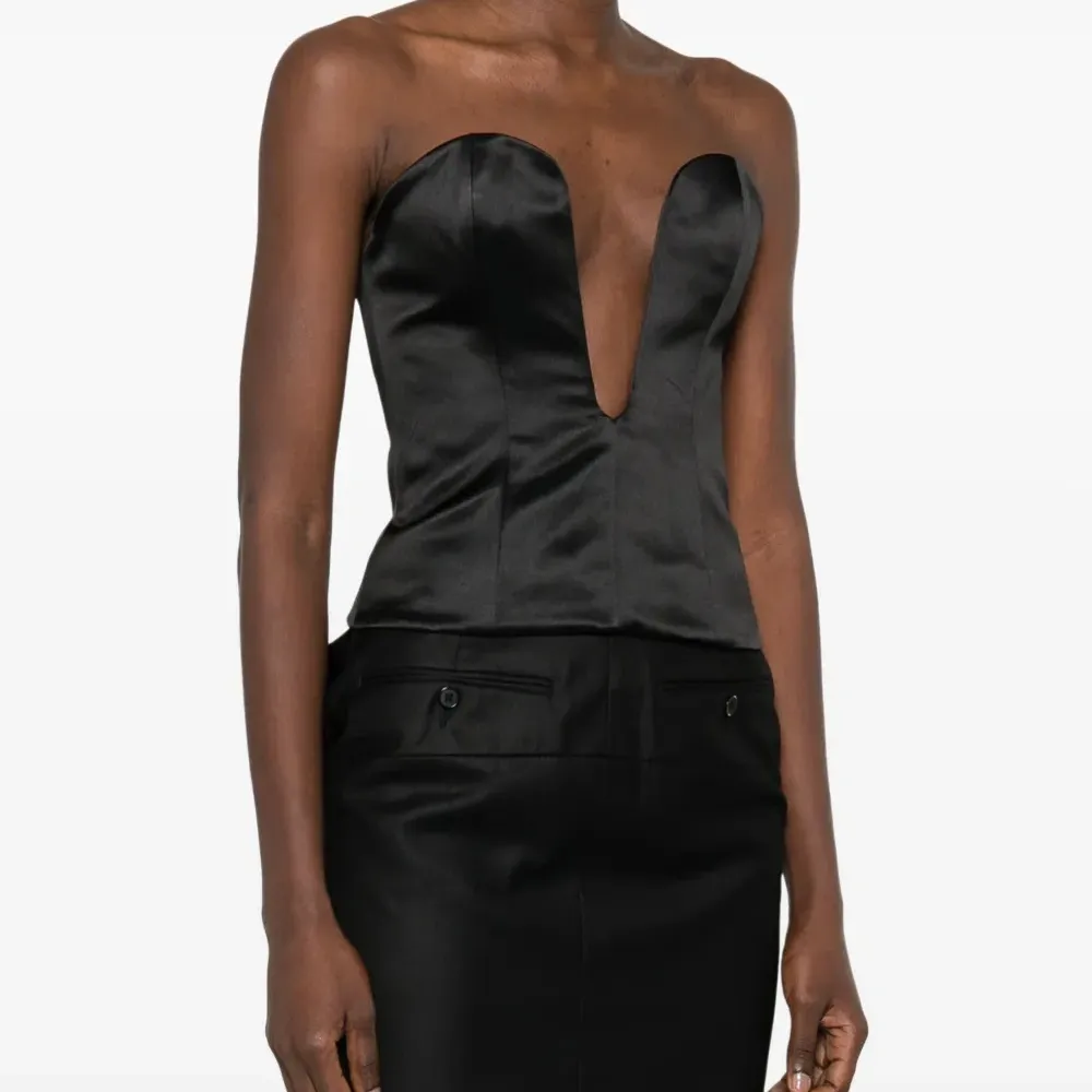 Топ-корсет Onassis из коллаборации с Gieves & Hawkes