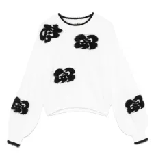 Свитер с цветочной вышивкой