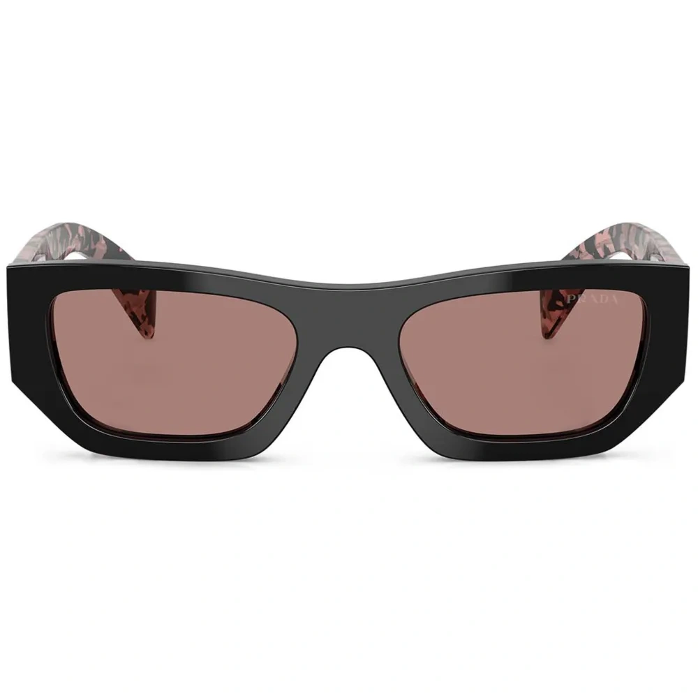 Солнцезащитные очки в геометричной оправе