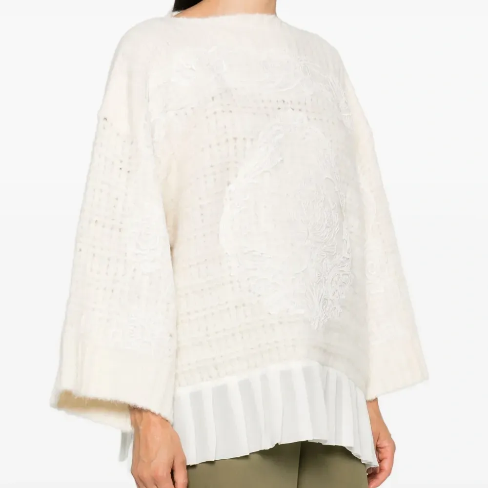 Свитер с кружевной аппликацией