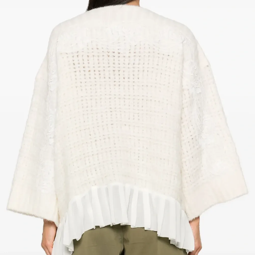 Свитер с кружевной аппликацией