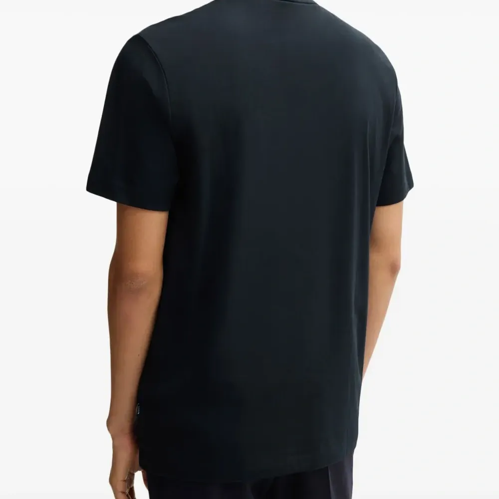 Футболка с нашивкой-логотипом