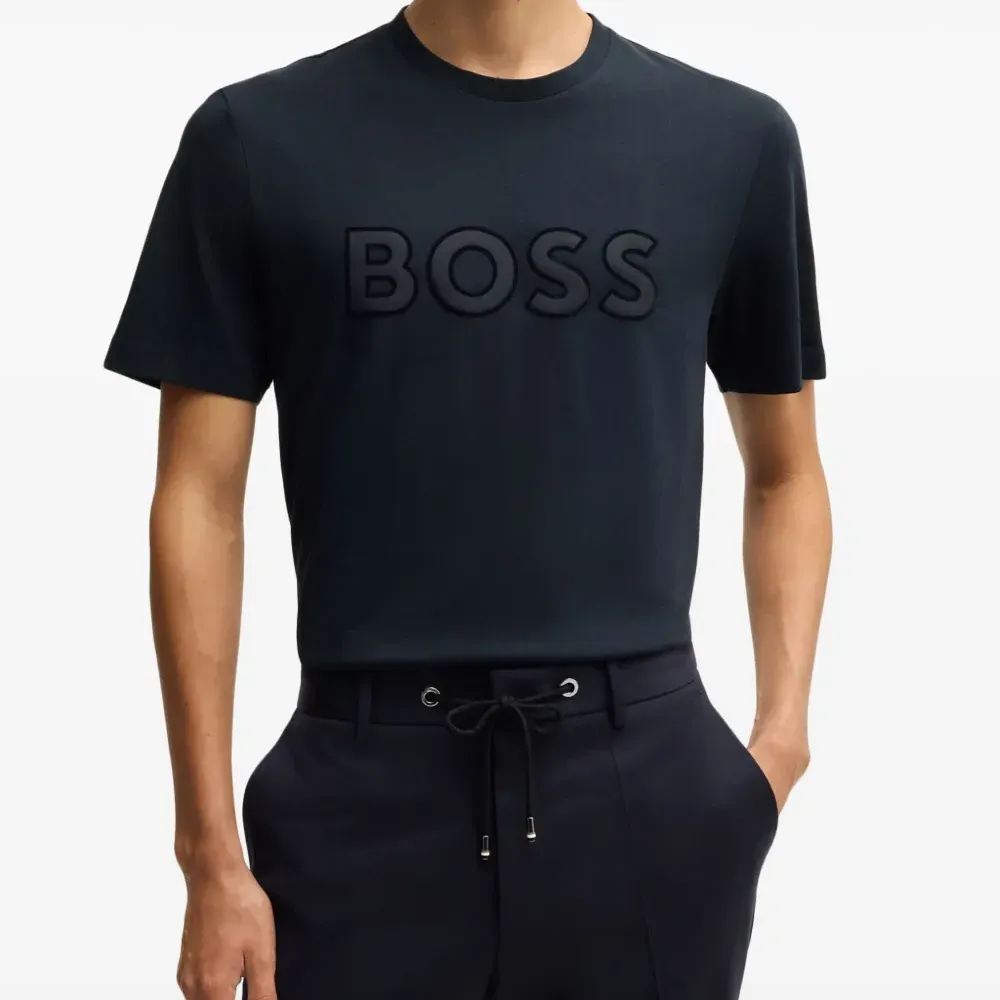 Футболка с нашивкой-логотипом