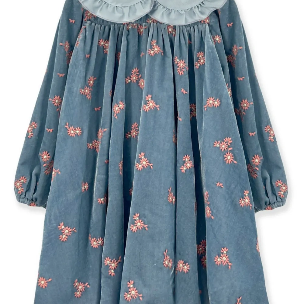 Бархатное платье с цветочной вышивкой