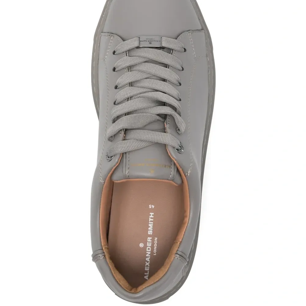 Кроссовки на шнуровке