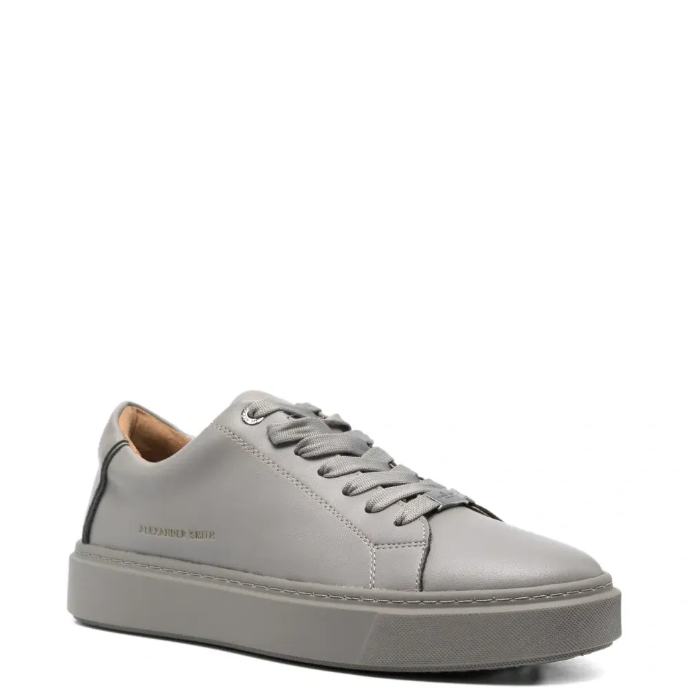 Кроссовки на шнуровке