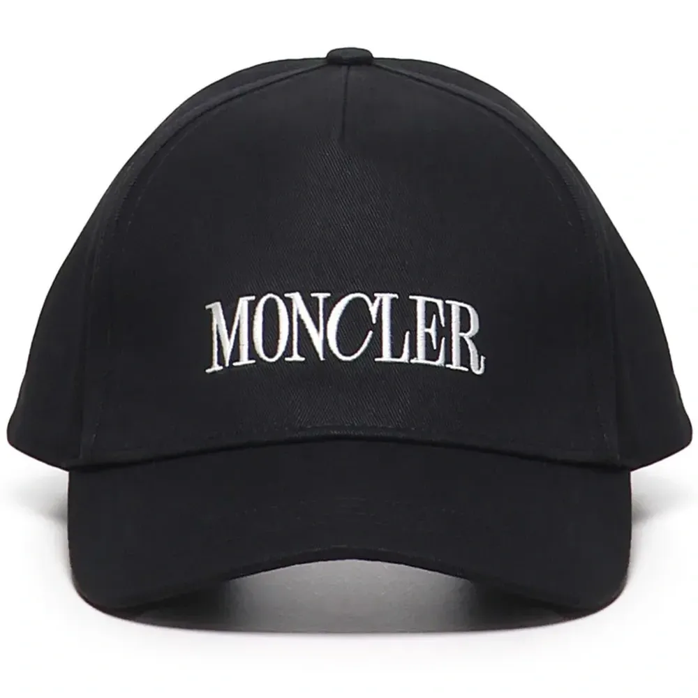 Кепка с вышитым логотипом