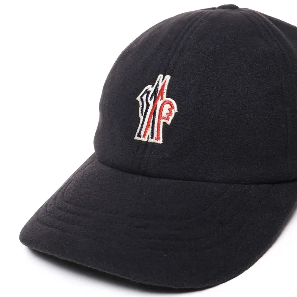 Кепка с нашивкой-логотипом