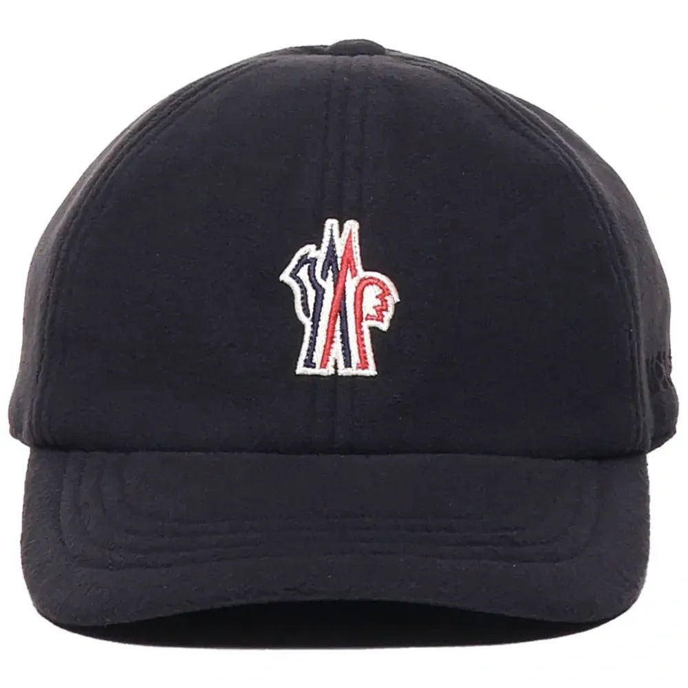 Кепка с нашивкой-логотипом