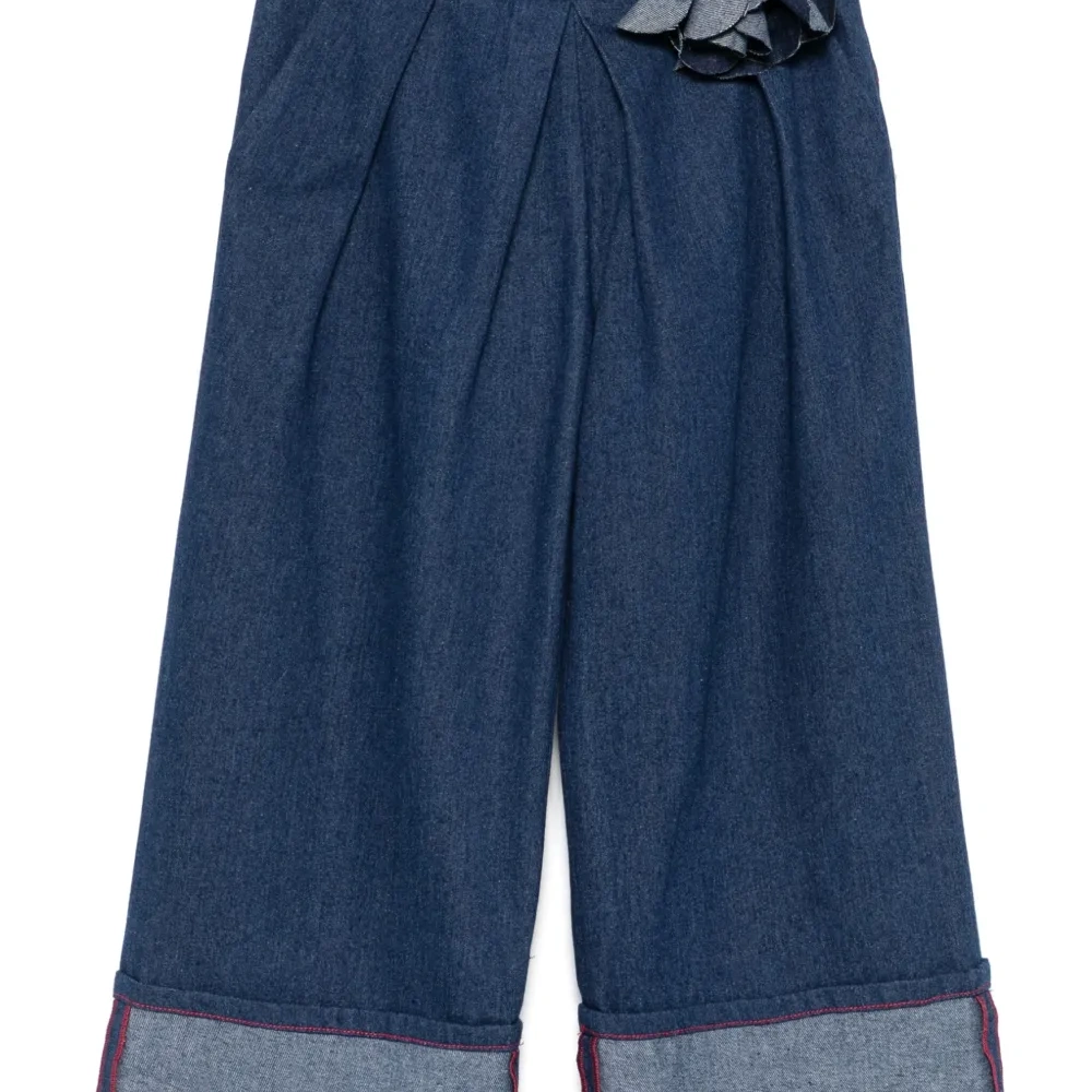 Джинсы с цветочной аппликацией