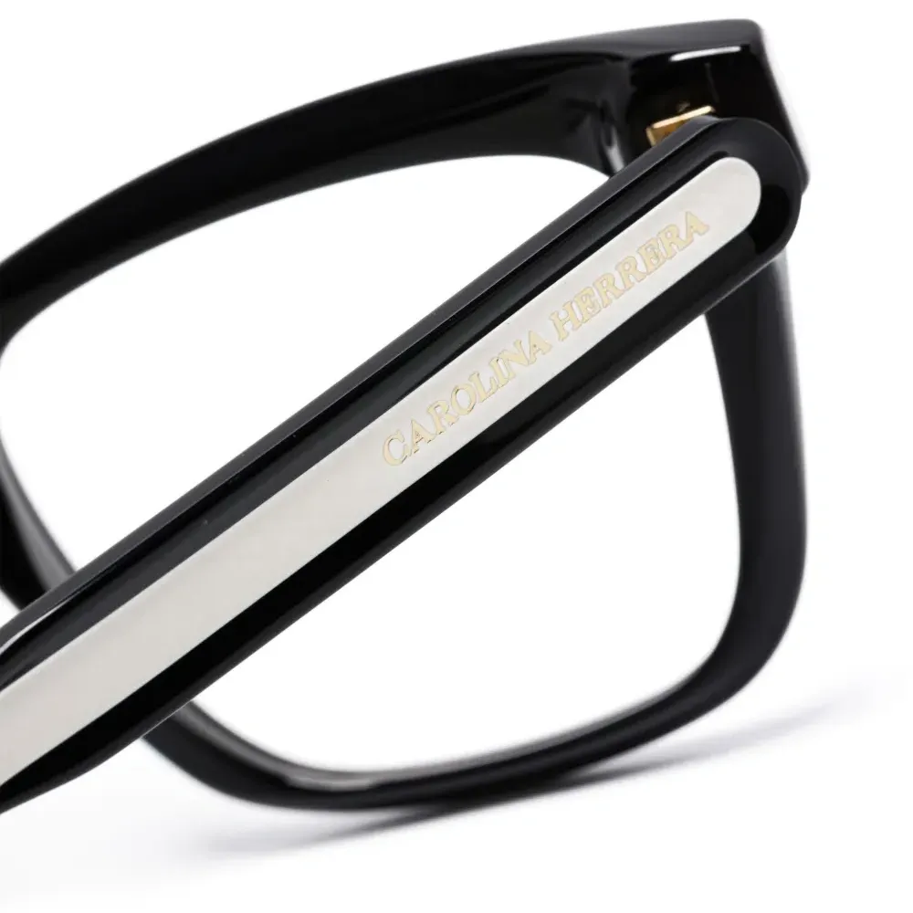 Очки в квадратной оправе