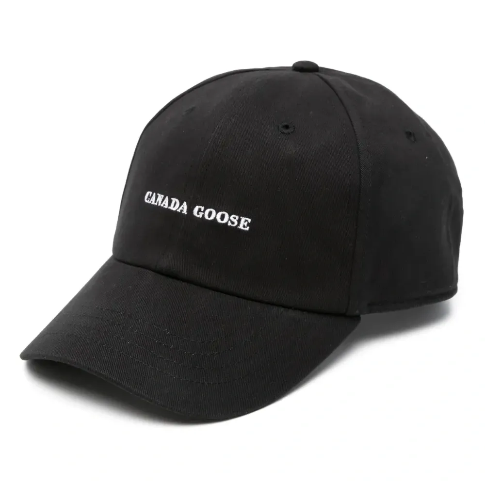 Кепка с вышитым логотипом