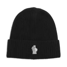 Шапка бини с нашивкой-логотипом