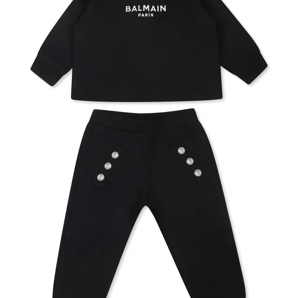 Спортивный костюм с вышитым логотипом