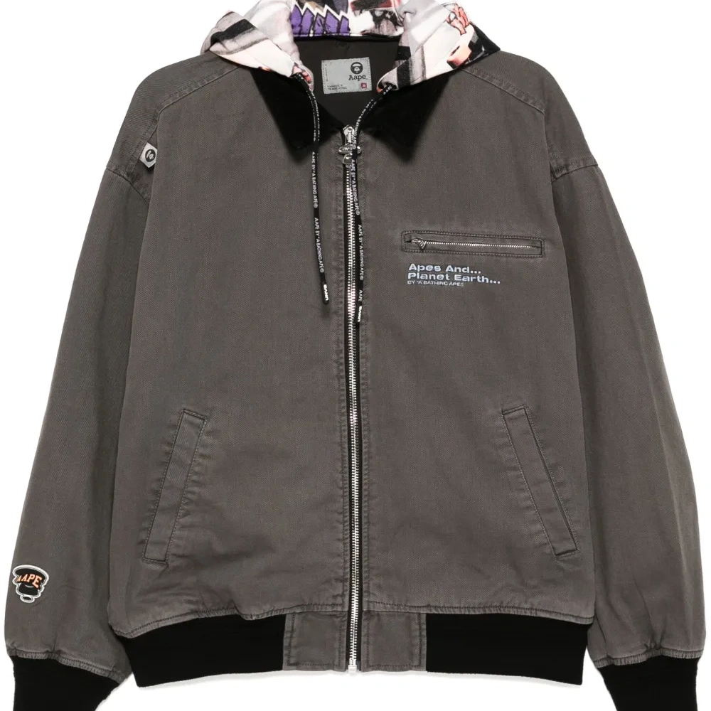 Куртка с капюшоном и логотипом