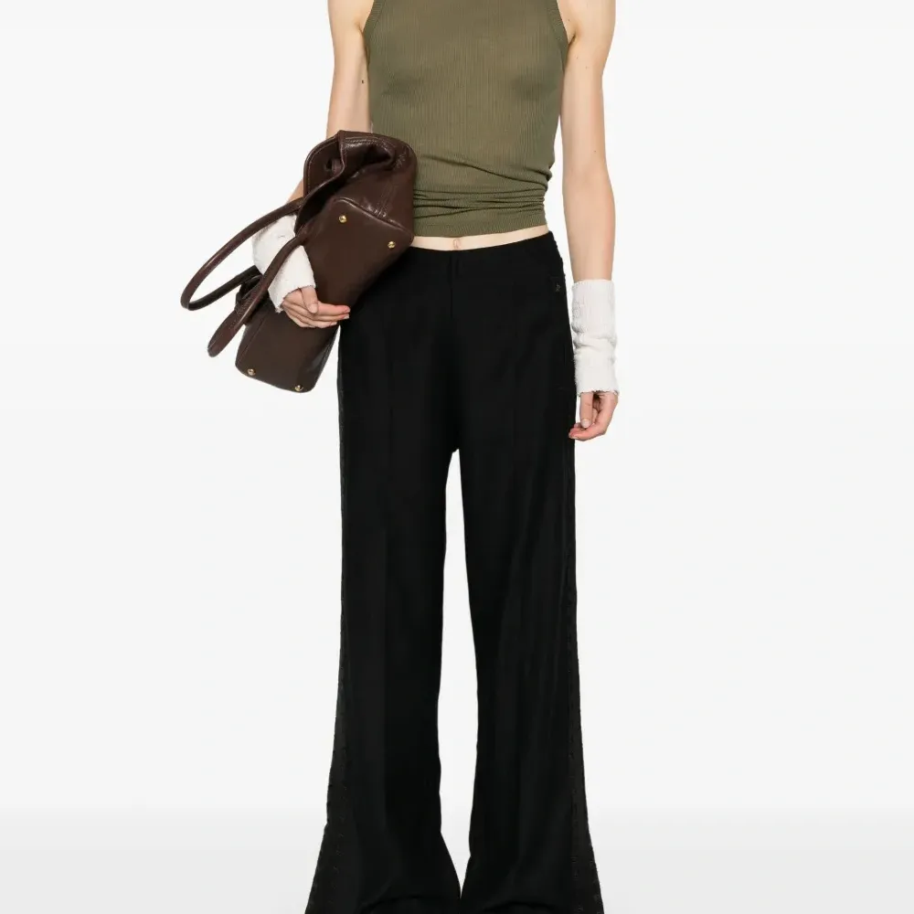 Топ с нашивкой-логотипом