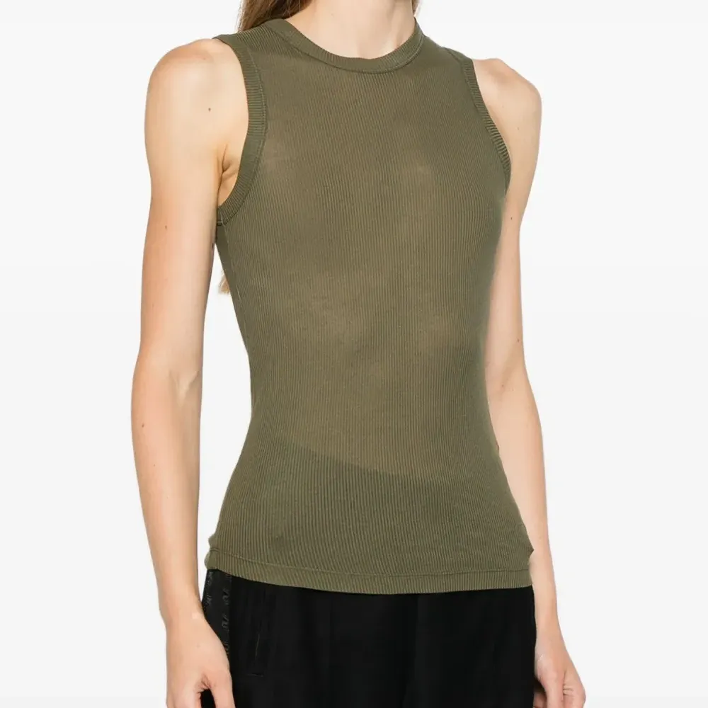 Топ с нашивкой-логотипом