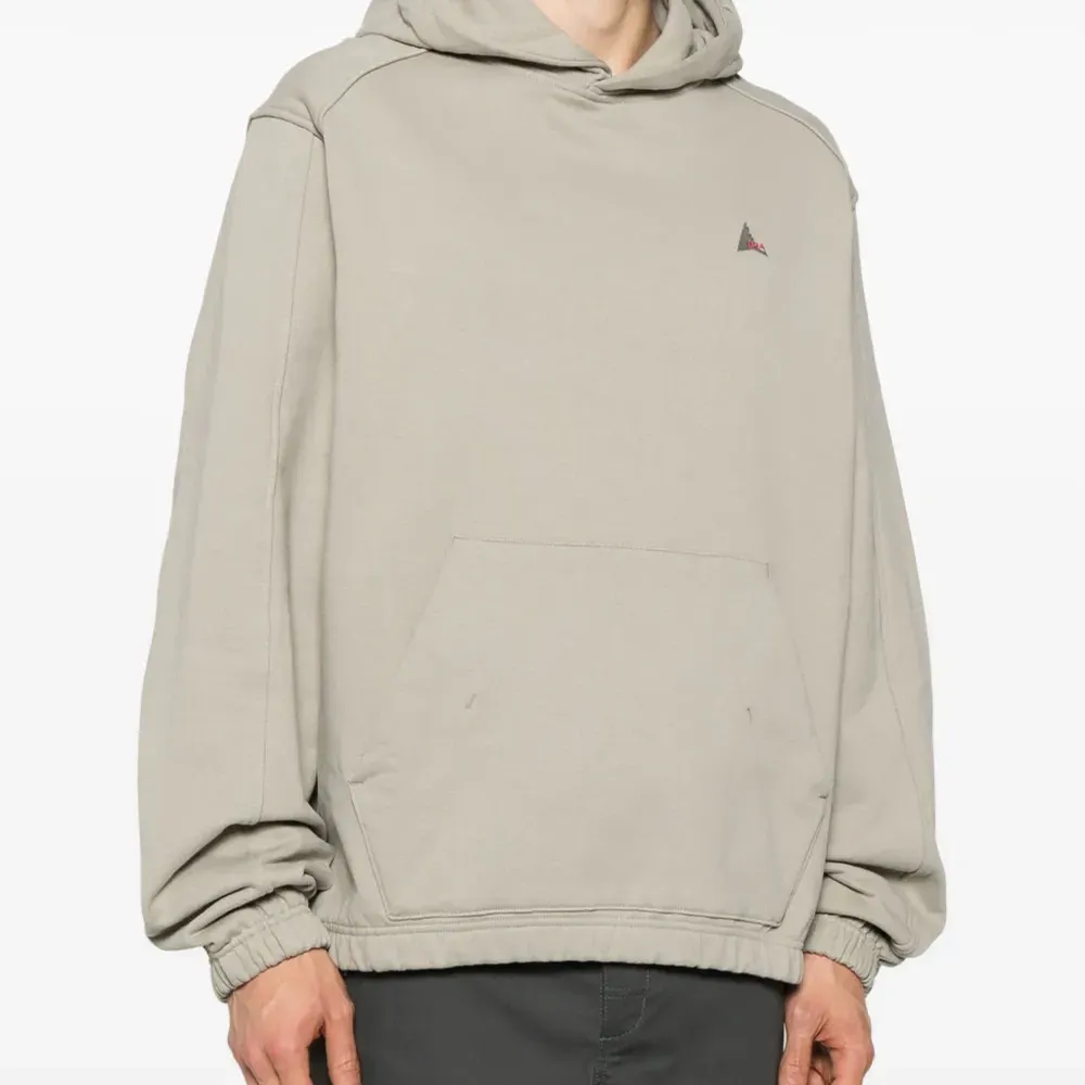 Худи с вышитым логотипом Худи с вышитым логотипом