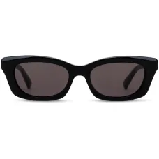 Солнцезащитные очки в геометричной оправе