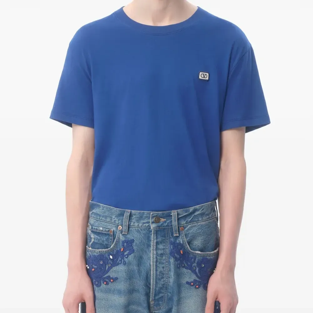 Футболка с нашивкой VLogo Signature