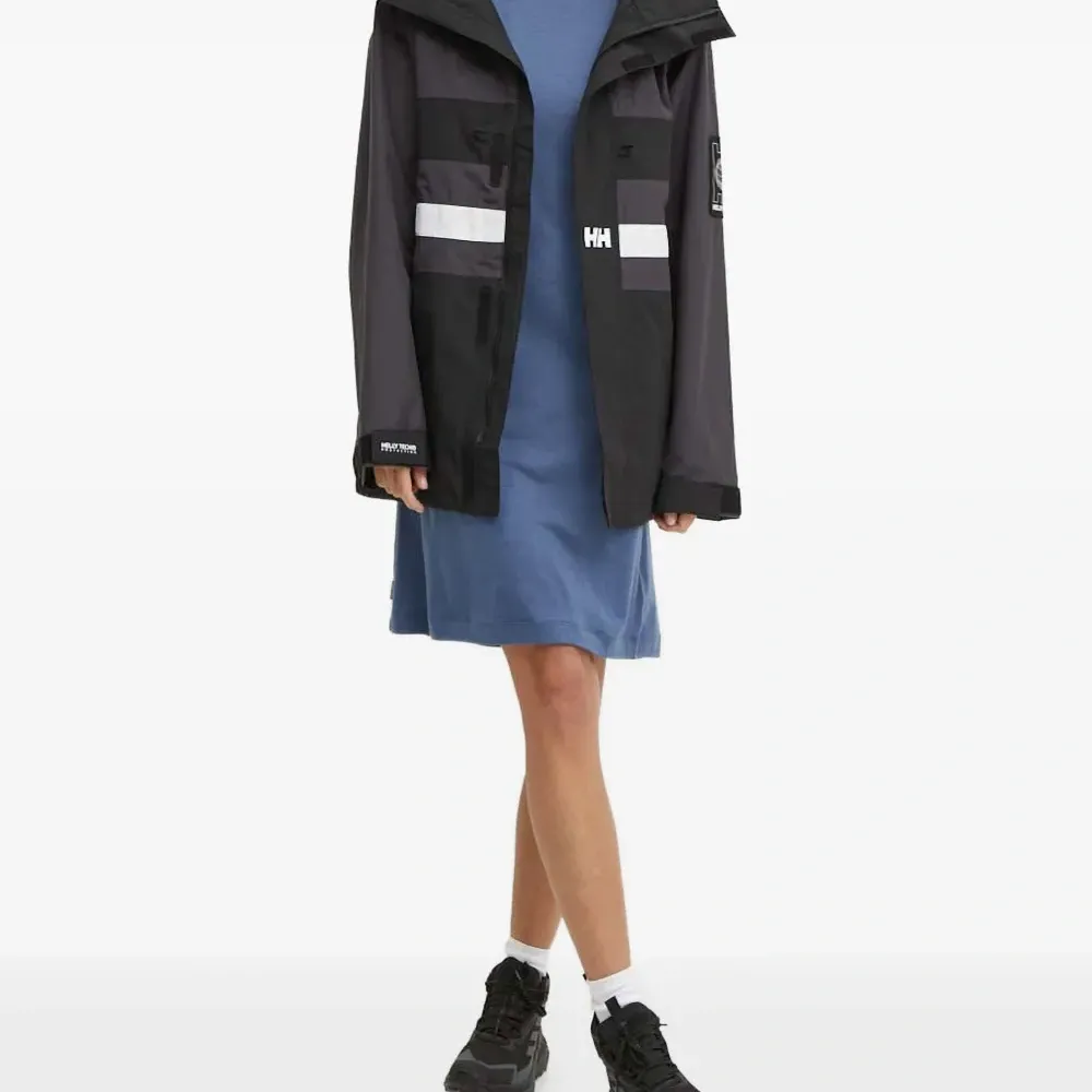 Платье без рукавов с круглым вырезом Платье без рукавов с круглым вырезом