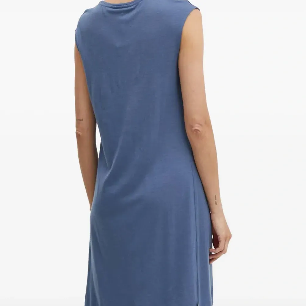 Платье без рукавов с круглым вырезом Платье без рукавов с круглым вырезом