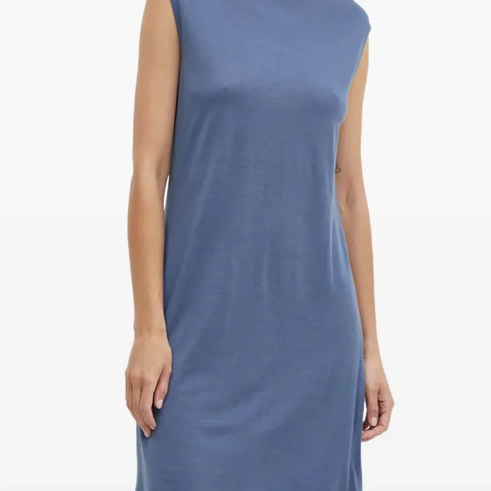 Платье без рукавов с круглым вырезом Платье без рукавов с круглым вырезом