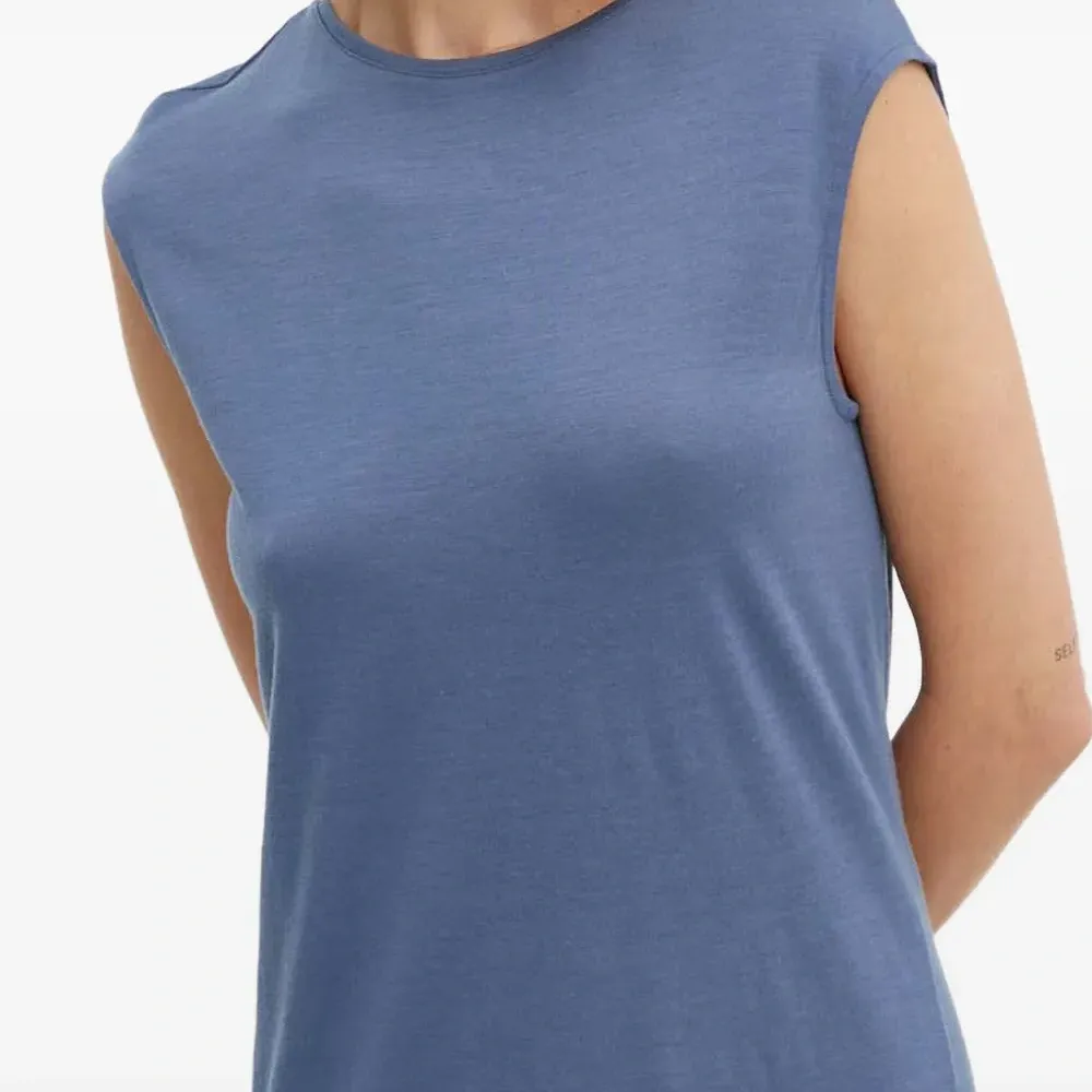 Платье без рукавов с круглым вырезом Платье без рукавов с круглым вырезом