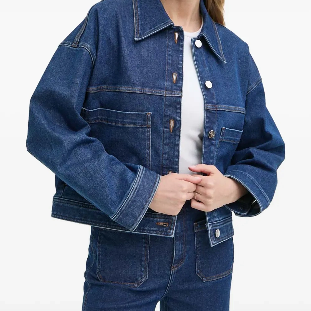 Джинсовая куртка с накладными карманами