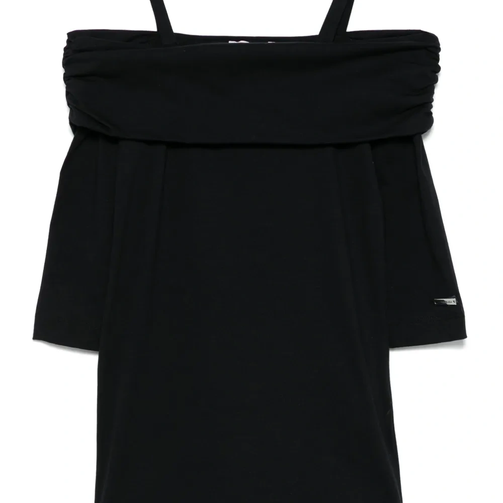 Платье с открытыми плечами