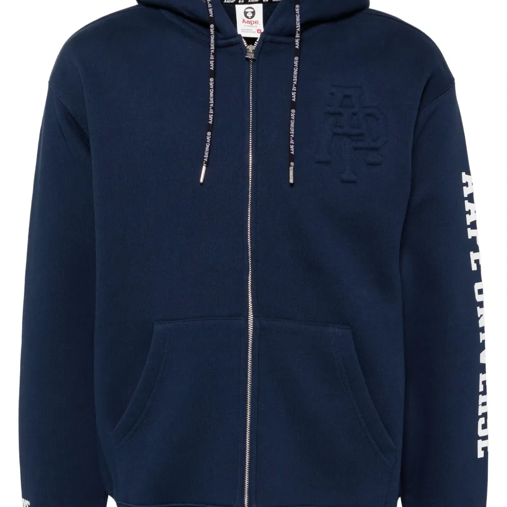 Куртка с капюшоном и логотипом