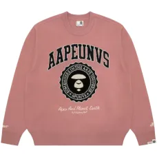 Свитер с вышитым логотипом