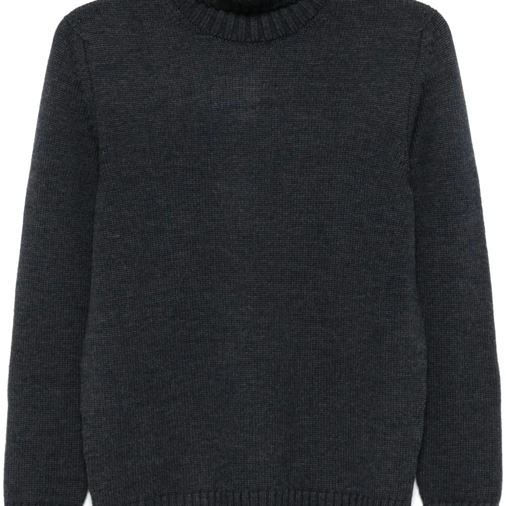 Свитер с высоким воротником