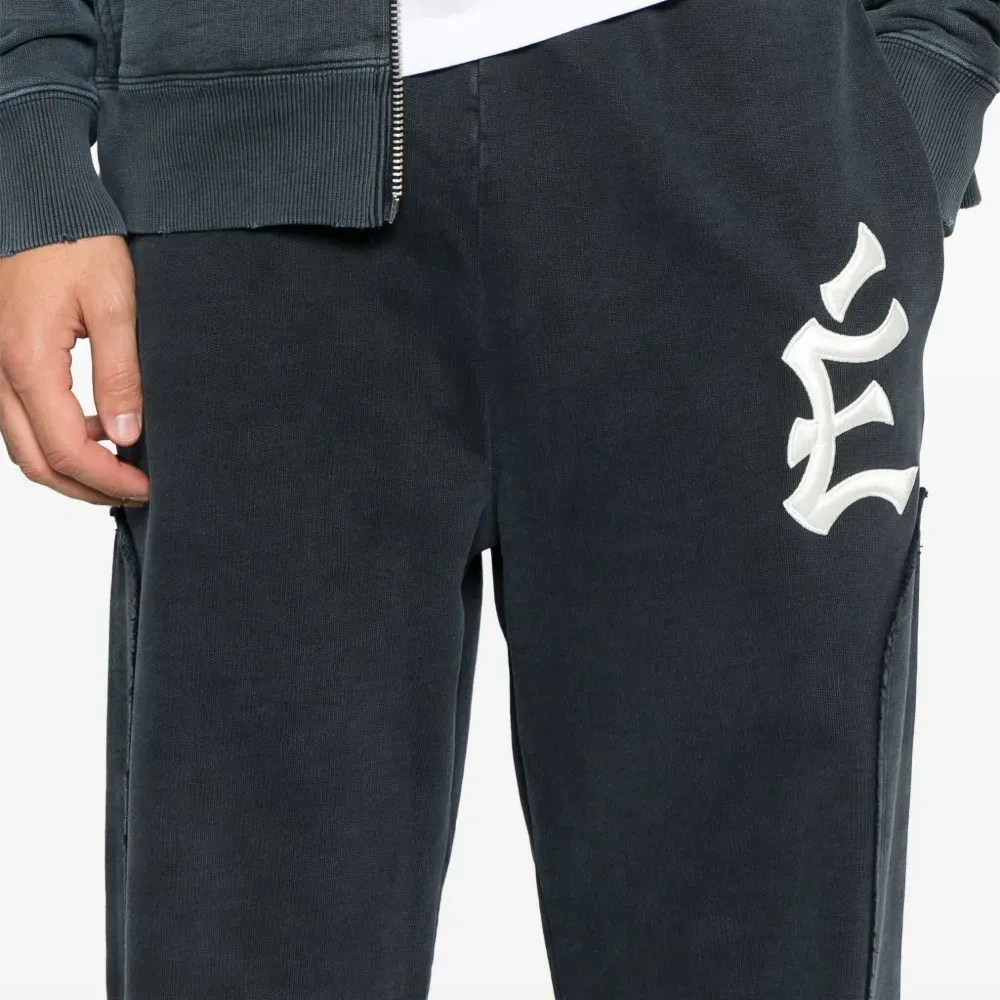 Спортивные брюки с вышитым логотипом