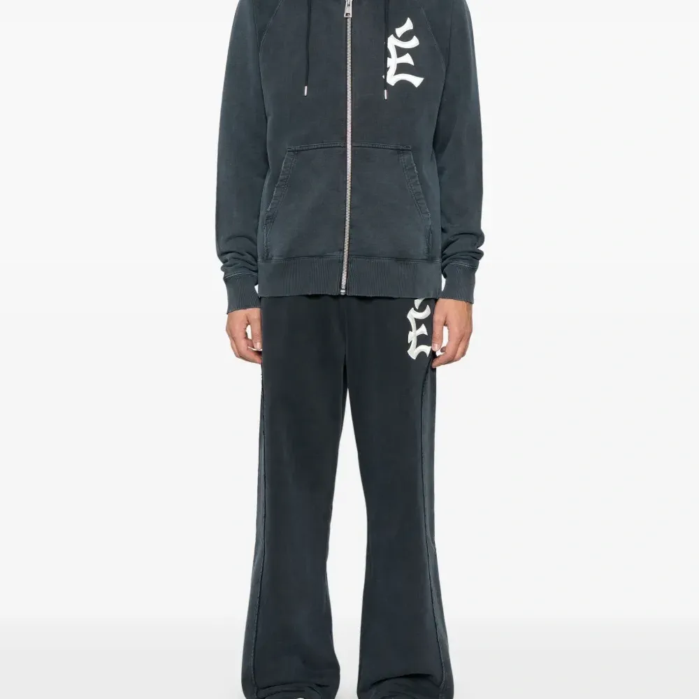 Спортивные брюки с вышитым логотипом