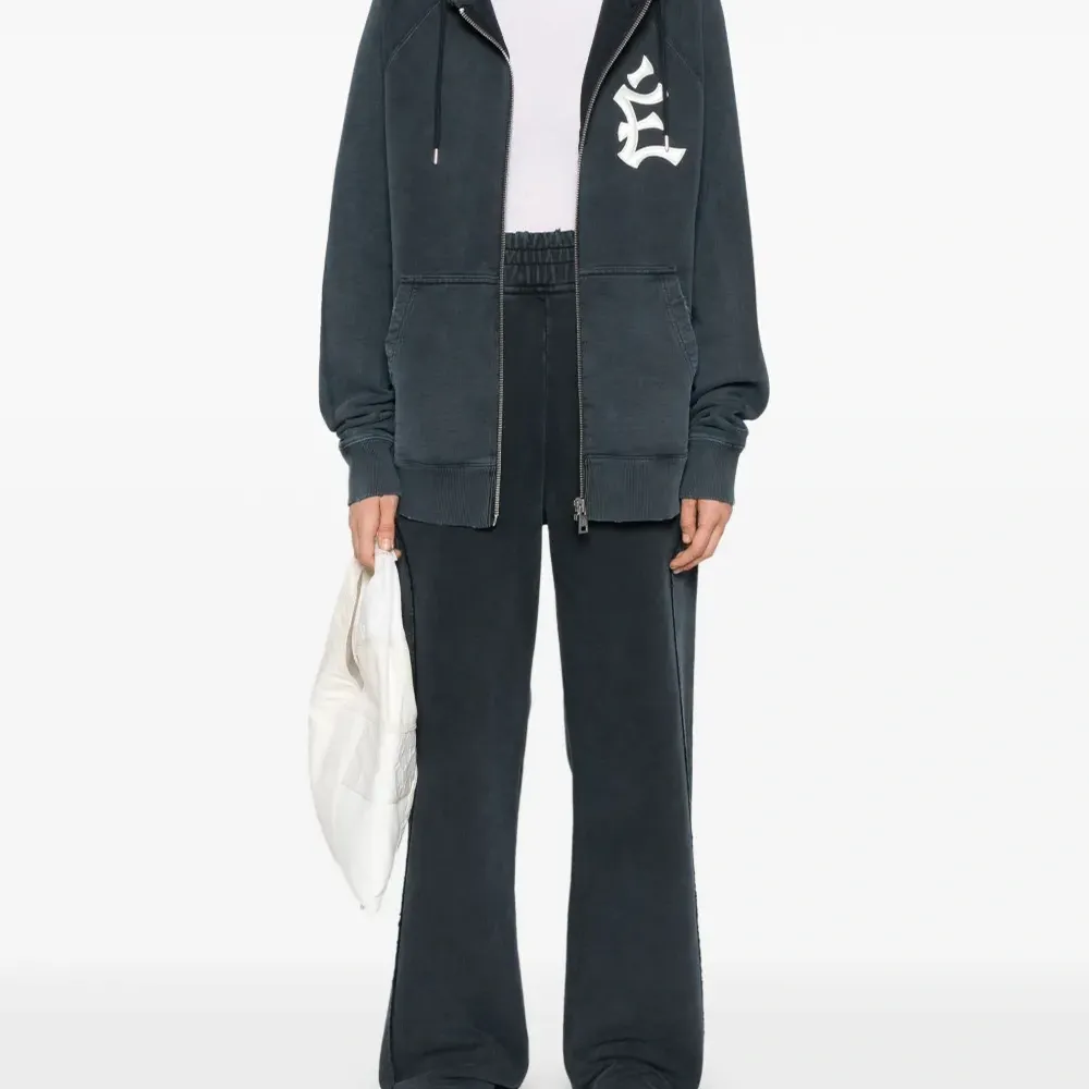 Спортивные брюки с вышитым логотипом