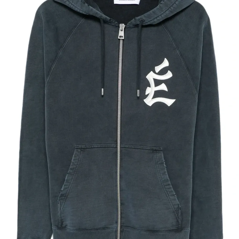 Худи с вышитым логотипом Худи с вышитым логотипом