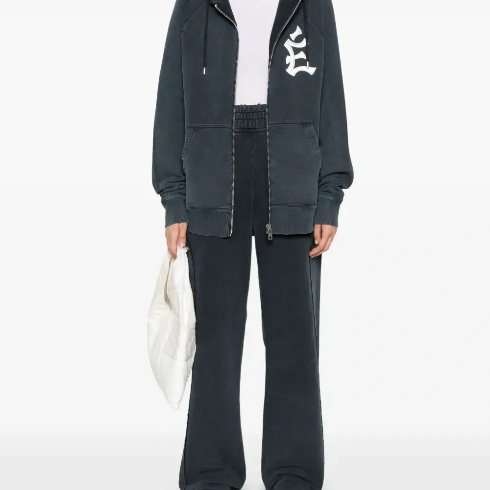 Худи с вышитым логотипом Худи с вышитым логотипом