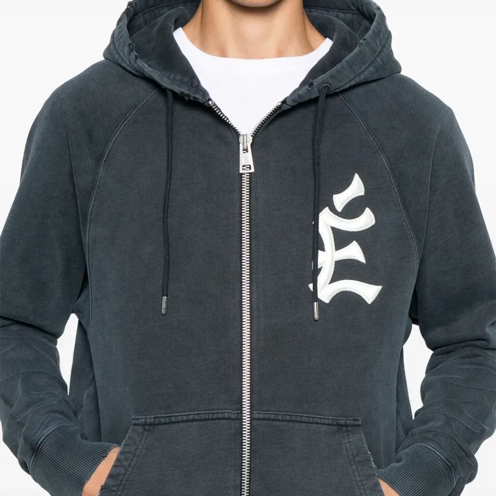 Худи с вышитым логотипом Худи с вышитым логотипом