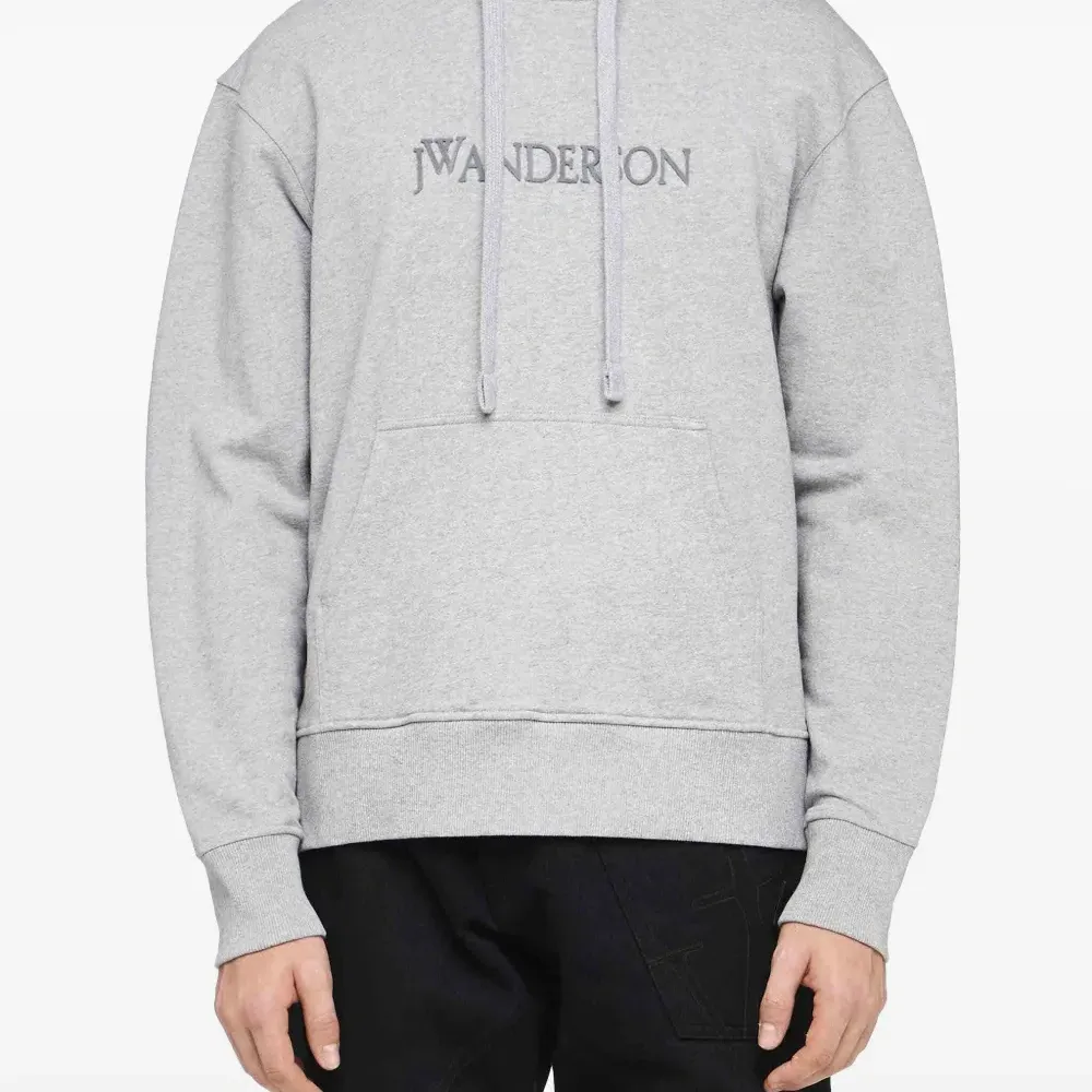 Худи с вышитым логотипом Худи с вышитым логотипом