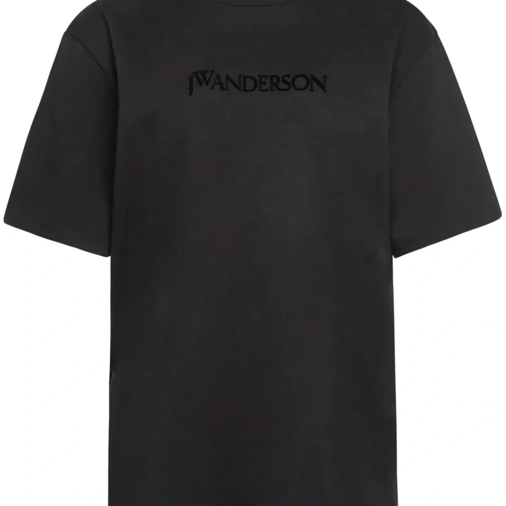 Футболка с вышитым логотипом