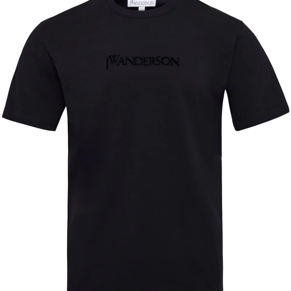 Футболка с вышитым логотипом