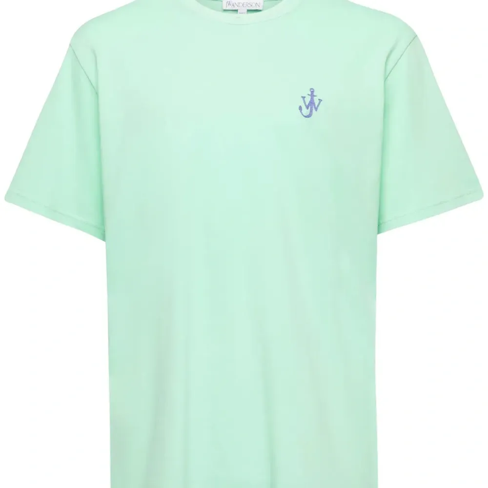 Футболка с вышитым логотипом