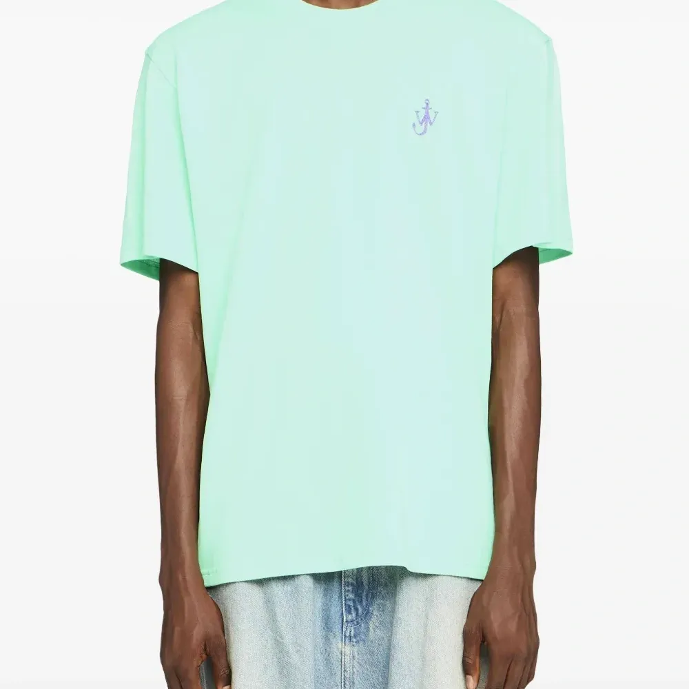 Футболка с вышитым логотипом