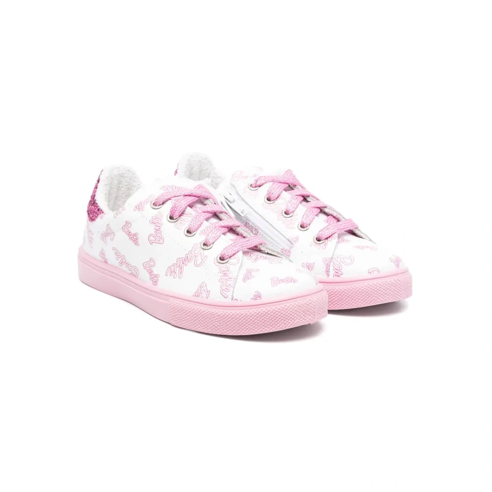 Кроссовки из коллаборации с Barbie