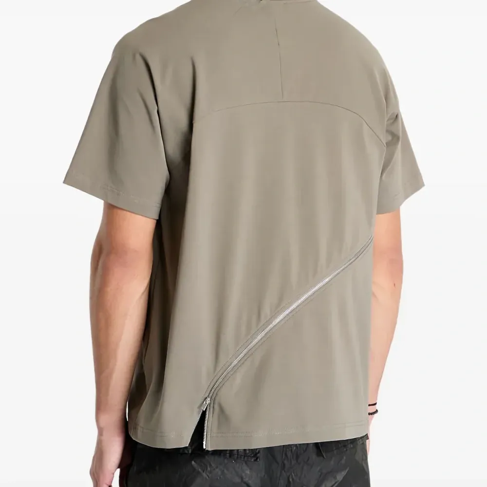 Футболка с молниями