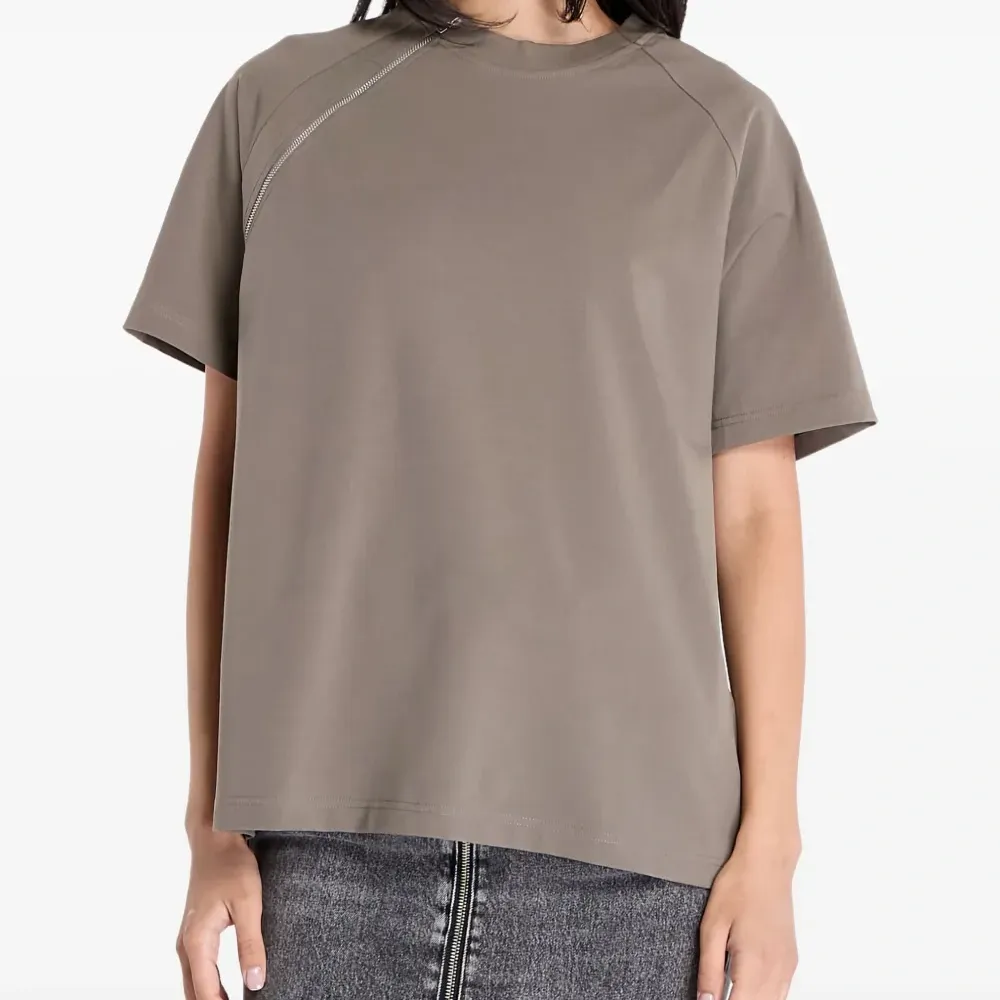 Футболка с молниями